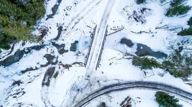 Kış peyzaj. Eski ahşap köprü fron yüksek