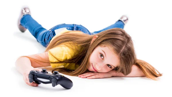 Chica acostada con joystick, cansado de jugar juegos —  Fotos de Stock