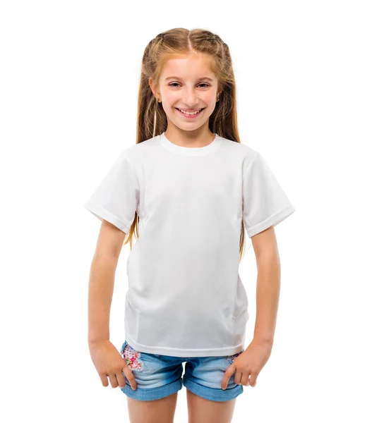 Liten flicka i vit T-shirt på vit bakgrund — Stockfoto