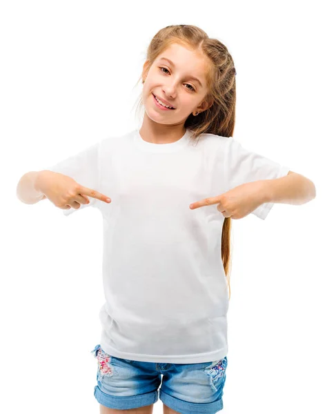 Niña en camiseta blanca casual con respaldo blanco . —  Fotos de Stock