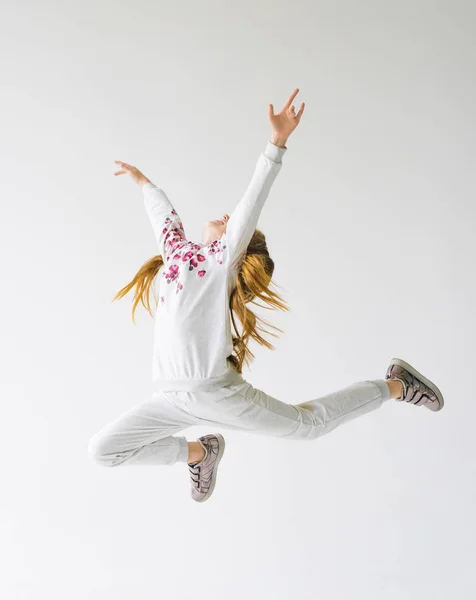 Tiener meisje doen een split sprong in de lucht. — Stockfoto