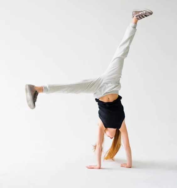 Liten flicka gör en handstand — Stockfoto