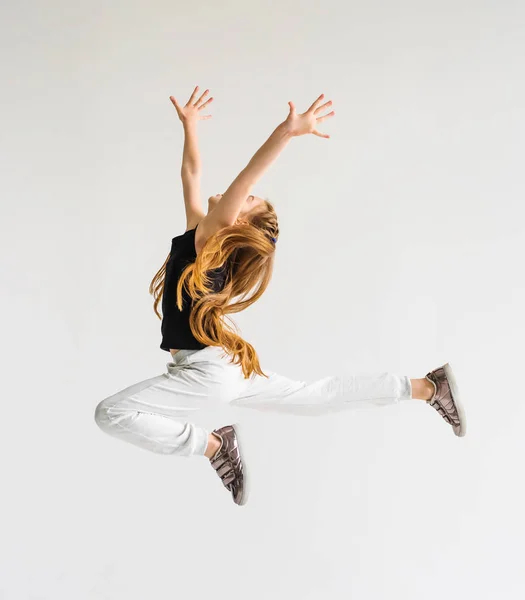 Girl doing leaping in the air — Stock Photo, Image