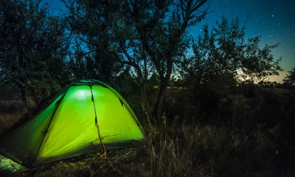 Yıldızlı gökyüzü altında parlak turist çadır