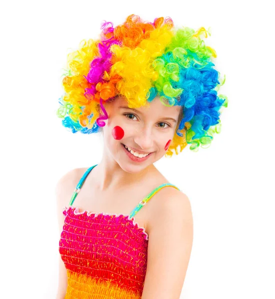 Смешная девушка в клоунском парике на белом фоне — стоковое фото