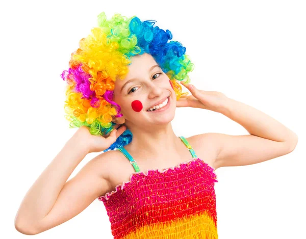 Zabawna dziewczyna w clown wig na białym tle na białym tle — Zdjęcie stockowe