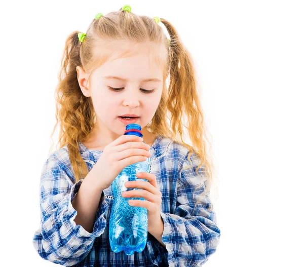 Çocuk kız holding açık şişe su — Stok fotoğraf