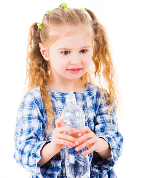 Enfant fille tenant bouteille d'eau ouverte — Photo