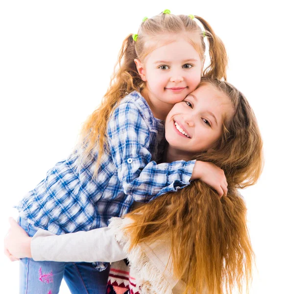 Två små flickor systrar i casual kläder kramas — Stockfoto