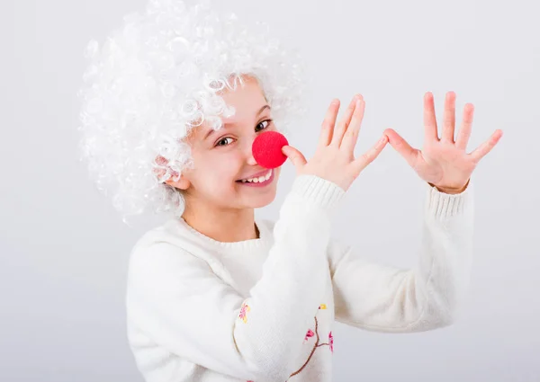 Jeune fille en blanc clown perruque geste avec les mains — Photo