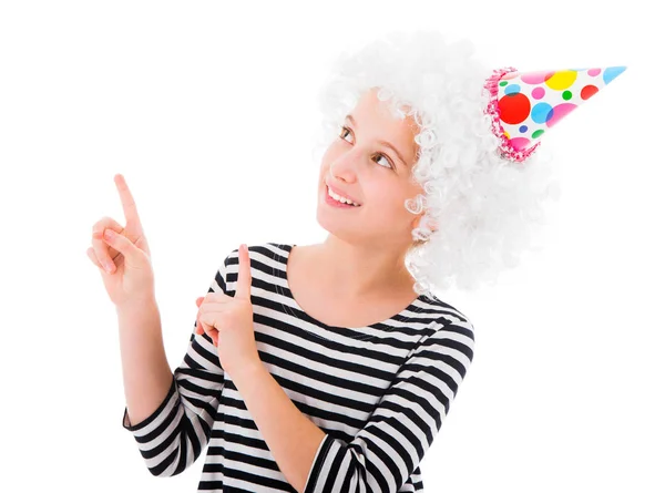 Tonårig flicka i vit clown peruk pekar upp på något — Stockfoto