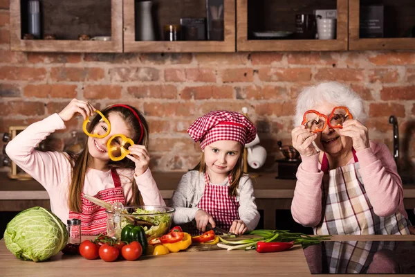 Oma met kinderen in huis keuken — Stockfoto