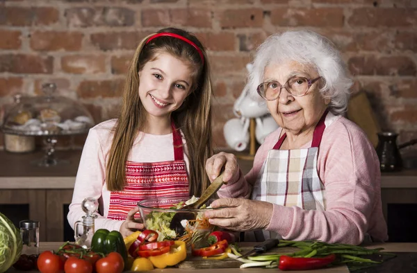 Babička a vnučka vaří společně — Stock fotografie