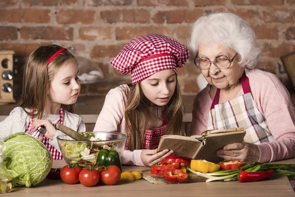 奶奶有两个孙女阅读食谱 — 图库照片