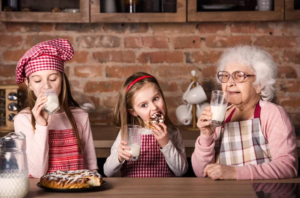 Abuela con nietas degustación de pastel — Foto de Stock