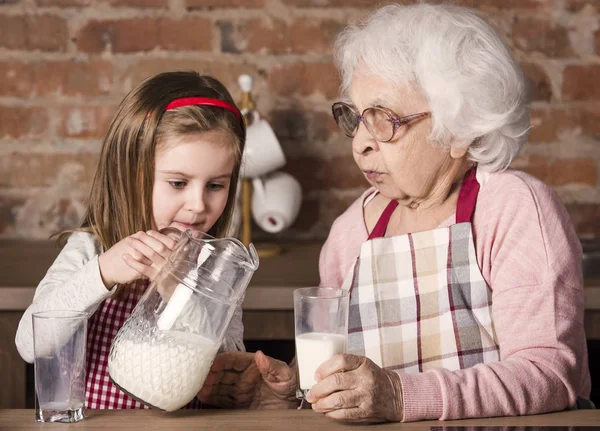 Mormor med barnbarn konsumtionsmjölk — Stockfoto