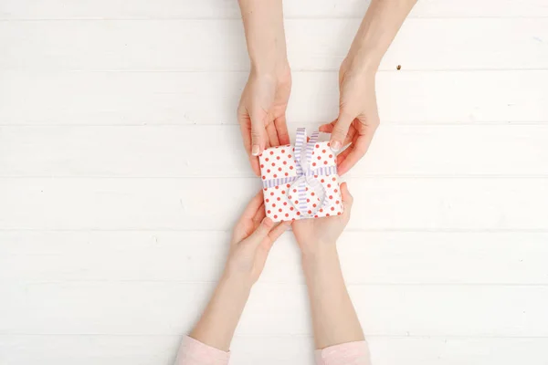 Ragazze mani che tengono bella scatola regalo — Foto Stock