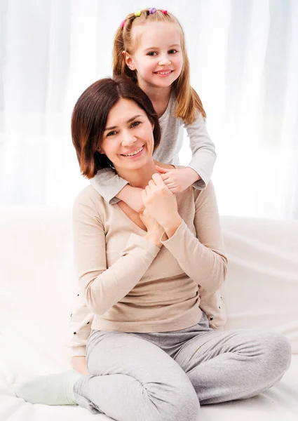Matka a dcera objímání a usmívání — Stock fotografie