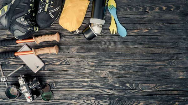 Apparatuur voor trektochten en reizen op houten achtergrond met kopie ruimte — Stockfoto