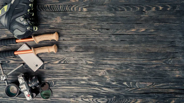 Toeristische uitrusting op houten achtergrond — Stockfoto