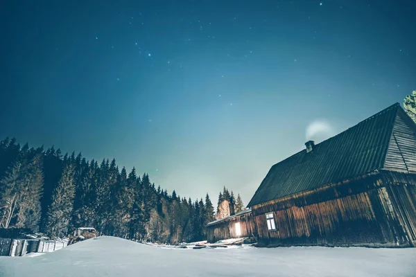 Trästuga med blå stjärnhimmel på natten — Stockfoto