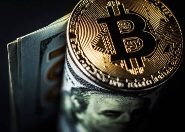 Kağıt üzerinde Bitcoin, banknot, yakın plan. Geleceğin parası, kripto para birimi kavramı