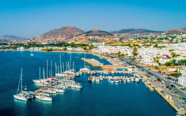 Paros Adası marinasına demirlemiş yelkenliler, hava manzaralı.