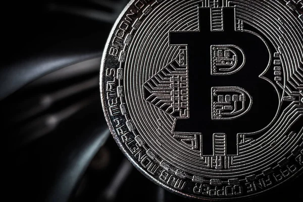 Bitcoin auf kühlem Computer-Hintergrund — Stockfoto