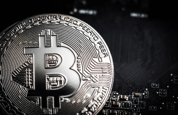 Silber-Bitcoin auf dem Computer-Motherboard-Hintergrund — Stockfoto