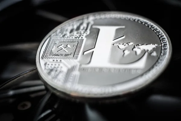 Litecoin-Münze auf dunklem Hintergrund — Stockfoto