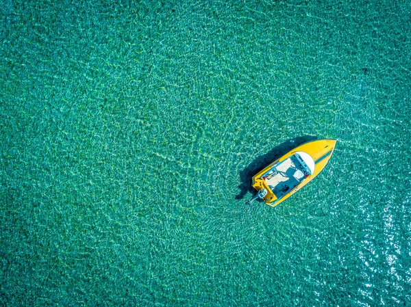 Човен, що плаває на бірюзовій воді — стокове фото