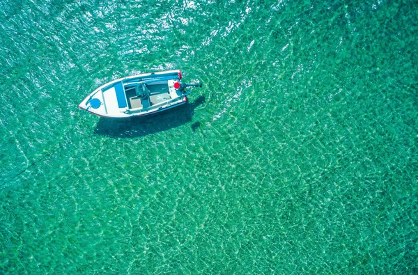 Foto aérea de una lancha atada en agua de mar turquesa, Grecia — Foto de Stock