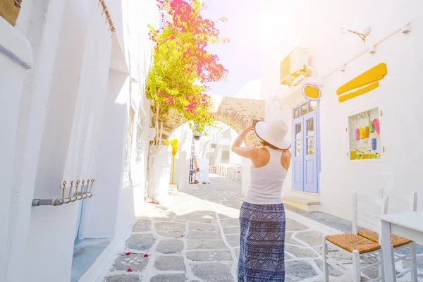 Woman walking the narrow street of the old city — Stock Photo, Image