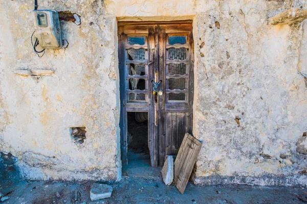 Porta de madeira na casa velha — Fotografia de Stock