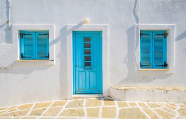 Eski evinde ahşap kapı