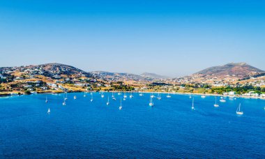 Paros, Yunanistan denizde yüzen teknelerden havadan görünümü
