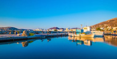 Balıkçı teknesi yansıması gün batımında