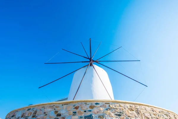 Frente del molino de viento contra el cielo azul — Foto de Stock