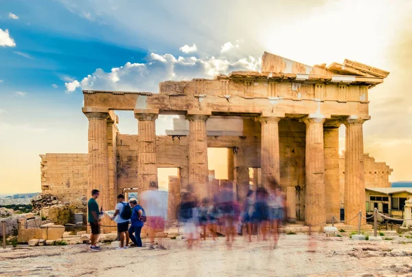 Emberek sétálnak körül a Parthenon, a motion blur — Stock Fotó