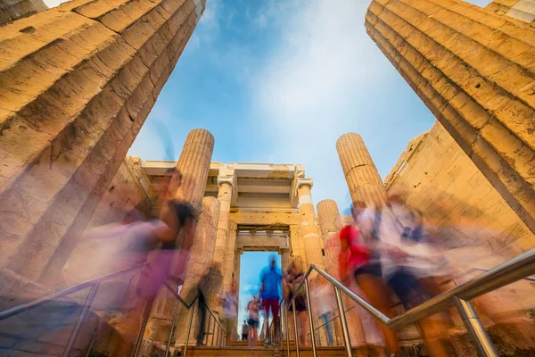 Touristen passieren den Propyläen-Eingang zum Parthenon, Bewegungsunschärfe — Stockfoto