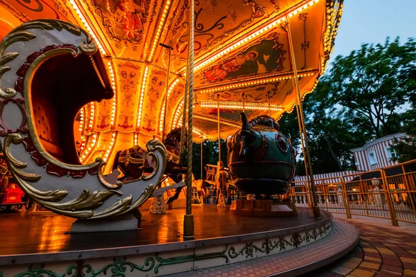 Feliz carrusel redondo por la noche — Foto de Stock