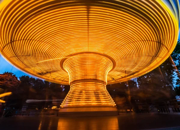 Lange blootstelling van roterende merry go carrousel — Stockfoto