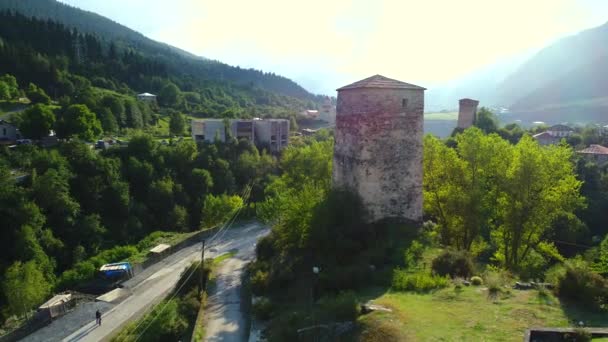 Mestia Szván towers a ragyogó napsütéses napon, légifelvételek — Stock videók