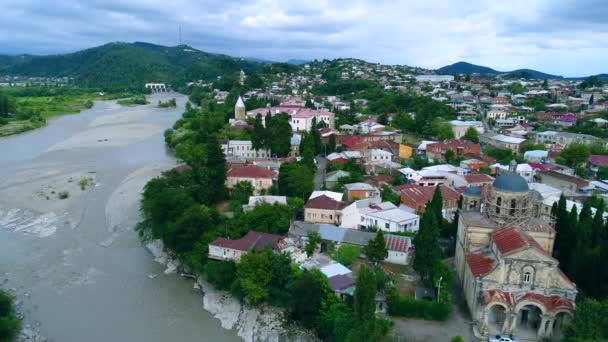 Вид с воздуха на центр города Кутаиси — стоковое видео