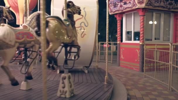 Charkiv, Ukraina - 25 April 2018: kvällen syn på stora barn karusell — Stockvideo