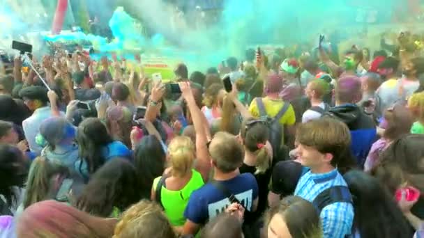 Az emberek ünneplik Holi Fesztivál — Stock videók