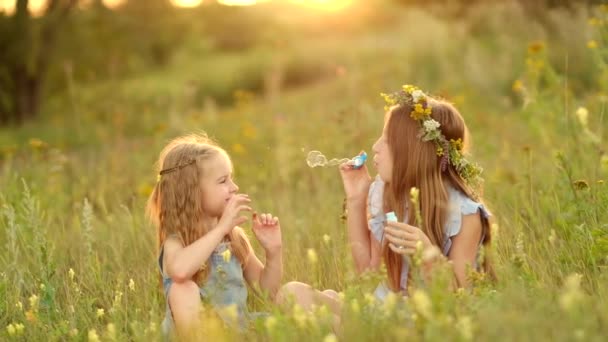 Litlte meninas soprando bolhas — Vídeo de Stock