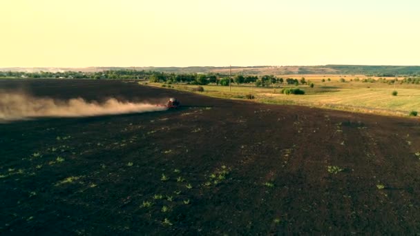 A légi felvétel a traktor szántás a talaj — Stock videók