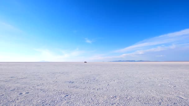 Fantastiska Salar de Uyuni spegel yta landskap — Stockvideo