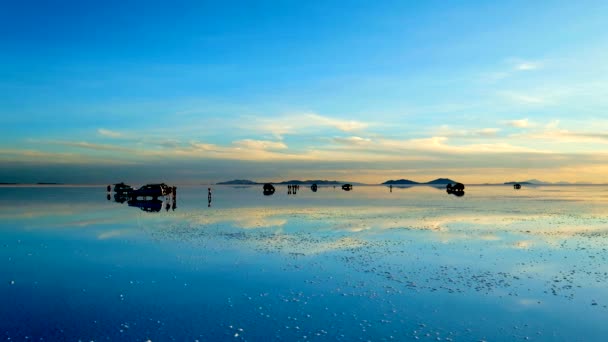 Niesamowite krajobrazy powierzchni lustra Salar de Uyuni — Wideo stockowe